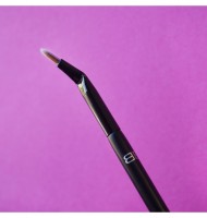 beter-elite-bent-eyeliner-brush-1